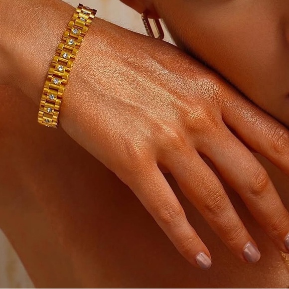 Elegant Gold Bracelet for Women - Picture 3 of 3